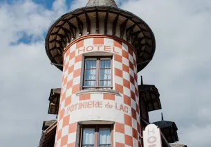 La tourelle de l'hôtel de la Potinière du Lac à Bagnoles de l'Orne