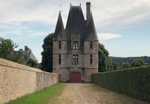 Chateau de Carrouges - Temoignage Guillaume voyage a velo retro vintage le long de La Veloscenie