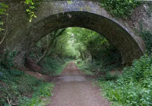Ancienne voie ferrée reconvertie en voie verte sur la Véloscénie dans le Perche