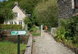Petit pont bucolique et panneaux de balisage sur la Véloscénie