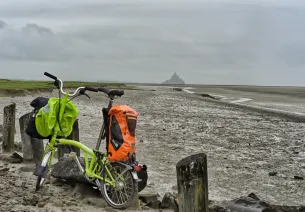 Vélo pliant brompton devant la baie du Mont-Saint-Michel sur la Véloscénie
