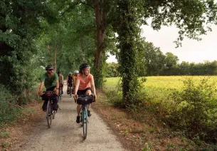 Cyclistes roulant sur la voie verte entre Condé-sur-Huisne et Alençon dans le Perche