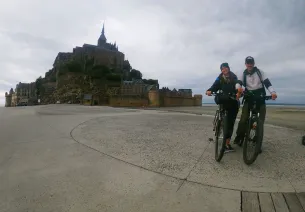 Portrait voyageurs Véloscénie Manon et Romain devant le Mont Saint-Michel