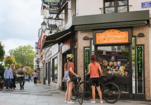 Cyclistes se ravitaillant dans une fromagerie de la rue Houdan à Sceaux