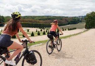 Deux femmes roulent sur leur vélo sur une allée du Domaine départemental de Sceaux