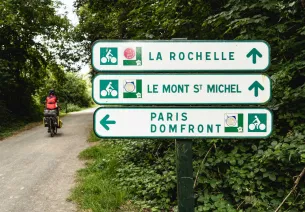 Signs and intersection with the velofrancette along the Veloscenic