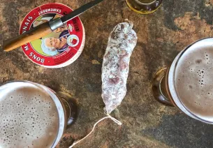 pique-nique camembert saucisson bières - Temoignage Guillaume voyage a velo retro vintage le long de La Veloscenie