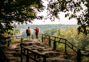 Deux personnes au bord du point de vue du Roc au Chien à Bagnoles de l'Orne