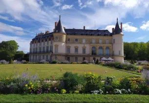 Le château de Maintenon vu depuis les jardins entre Rambouillet et Chartres sur l'itinéraire de La Véloscénie Paris Le Mont Saint-Michel à vélo