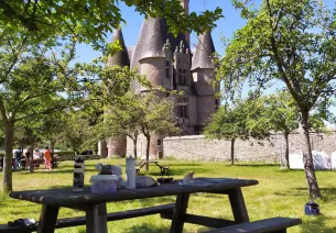 Pique-nique au château de Carrouges, entre Alençon et Bagnoles-de-l'Orne le long de l'itinéraire à vélo de La Véloscénie Paris Le Mont Saint-Michel