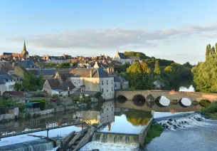 Vue sur la rivière et le pont de Beaumont-sur-Sarthe au coucher du soleil - village traversé par la V44 Alençon - Le Mans - Saumur