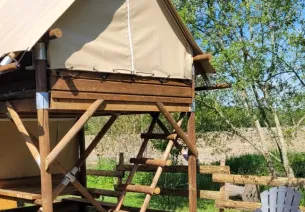 Hébergement léger cabane perchée pour les voyageurs à vélo au camping Le Clos Normand à Bagnoles-de-l'Orne en Normandie sur l'itinéraire de la Véloscénie