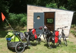 Hébergement léger cabanes pour les voyageurs à vélo au camping Accueil Vélo du Champ Passais à Domfront sur l'itinéraire de la Véloscénie`