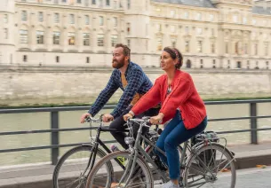 Un couple de cyclistes sur les quais de Seine à Paris