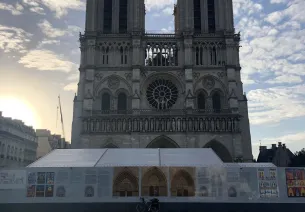 Parvis de la cathédrale Notre-Dame de Paris au lever du soleil pour le premier jour de voyage le long de La Véloscénie.