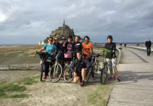 Les participantes du défi sur la Véloscénie devant le Mont-Saint-Michel