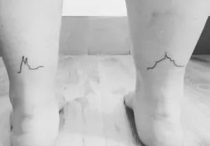 Tatouage de la cathédrale de Chartres et du Mont-Saint-Michel sur les mollets