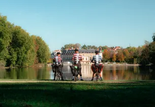 Trois cyclistes dans le parc du château de Rambouillet