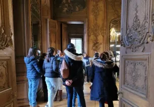 Un groupe écoute une guide conférencière dans la salle du château de Rambouillet