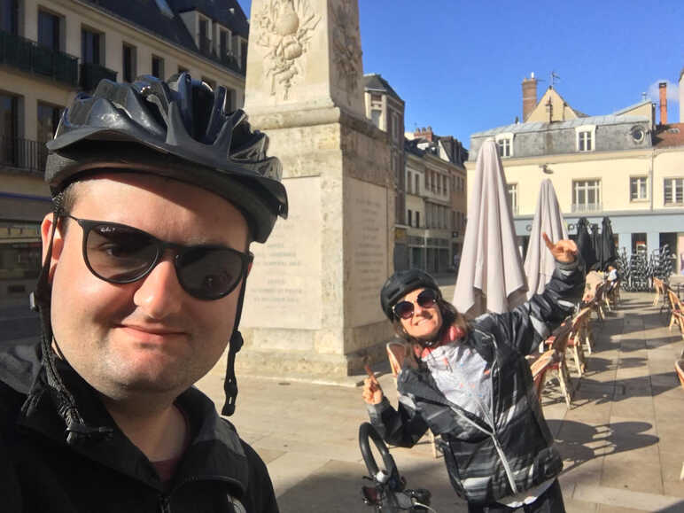 Tom et Sixtine ont voyagé en tandem le long de la Véloscénie pour se rendre à un mariage.