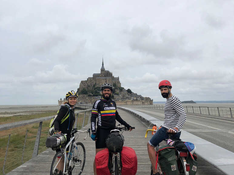 Arrivee au pied du Mont Saint-Michel - Temoignage Guillaume voyage a velo retro vintage le long de La Veloscenie