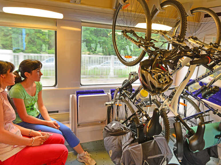 Reaching the Veloscenic cycle route by train