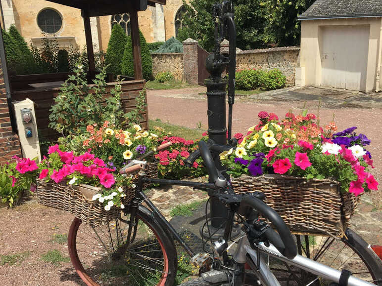 Le vélo tandem de Tom et Sixtine lors d'un arrêt sur la Véloscénie