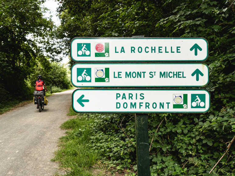 Signs and intersection with the velofrancette along the Veloscenic