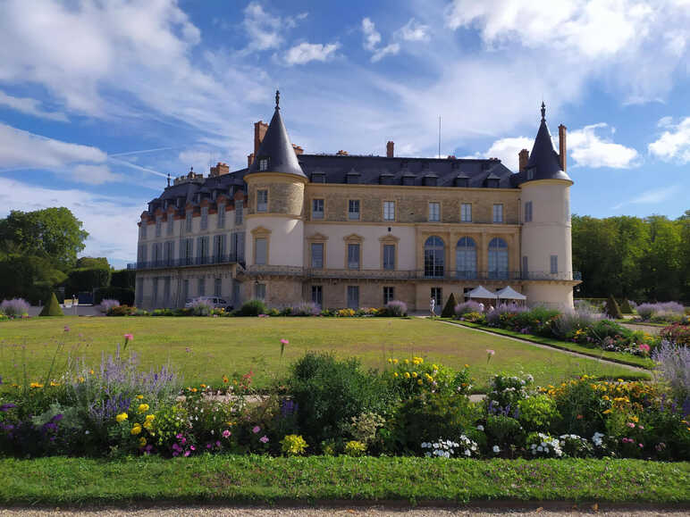 Le château de Maintenon vu depuis les jardins entre Rambouillet et Chartres sur l'itinéraire de La Véloscénie Paris Le Mont Saint-Michel à vélo