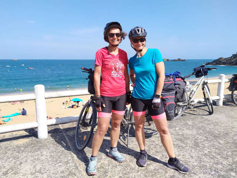 Photo de Magali et Laurence, 2 voyageuses à vélo entre Paris et St-Malo le long de La Véloscénie à leur arrivée