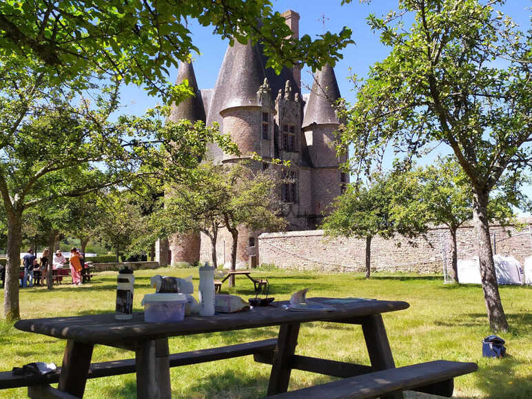 Pique-nique au château de Carrouges, entre Alençon et Bagnoles-de-l'Orne le long de l'itinéraire à vélo de La Véloscénie Paris Le Mont Saint-Michel