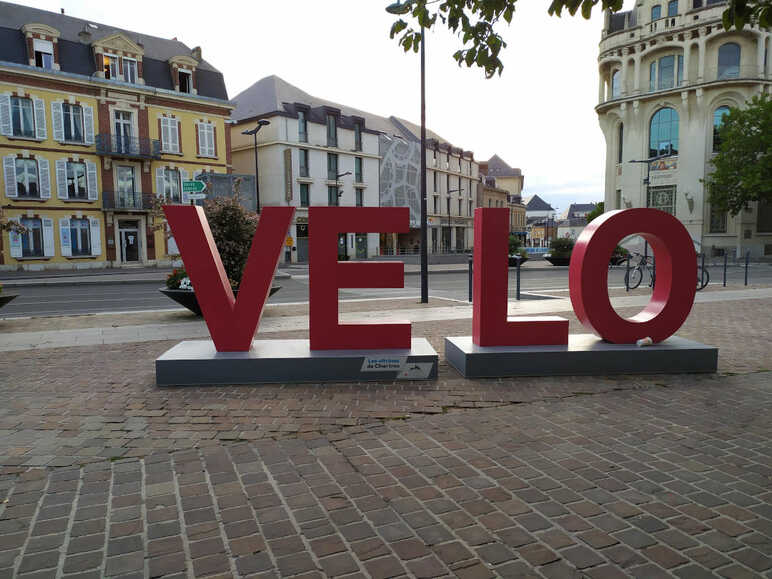 VELO écrit en lettres capitales 3D à Chartres, étape de La Véloscénie Paris - Le Mont Saint-Michel