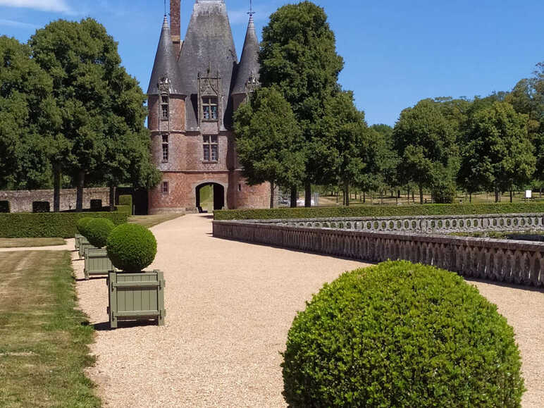 Le château de Carrouges sur l'itinéraire de La Véloscénie, Paris - Le Mont Saint-MIchel à vélo entre Alençon et Bagnoles-de-l'Orne