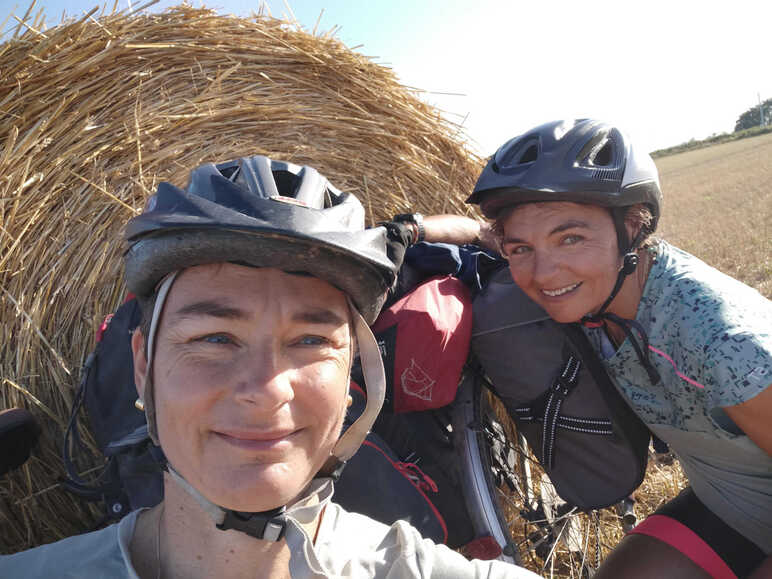 Portrait de Magali et Laurence, 2 soeurs en voyage à vélo le long de La Veloscenie en 2020