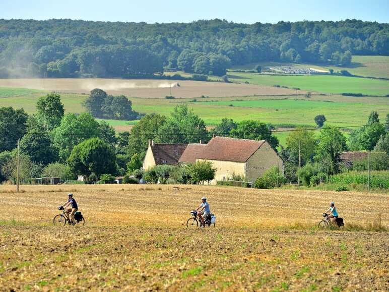 Cyclistes à vélo dans le Perche