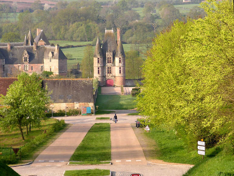 Vue sur le château de Carrouges et paysage dans le parc naturel régional Normandie-Maine