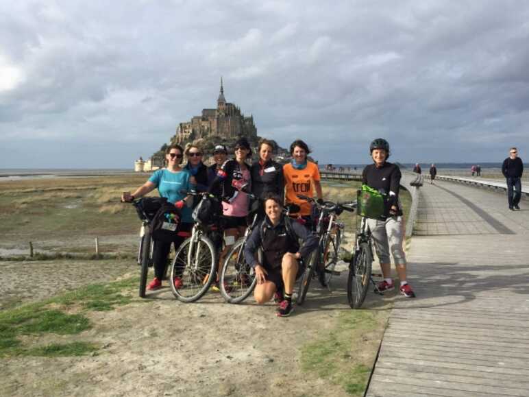 Les participantes du défi sur la Véloscénie devant le Mont-Saint-Michel